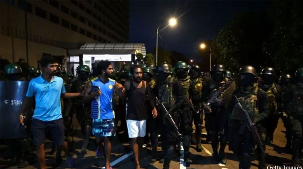 श्रीलंकाका सुरक्षा फौजले हटाउन थाले प्रदर्शनकारीका शिविर, बीबीसीका पत्रकारमाथि कुटपिट र दुर्व्यवहारसमेत