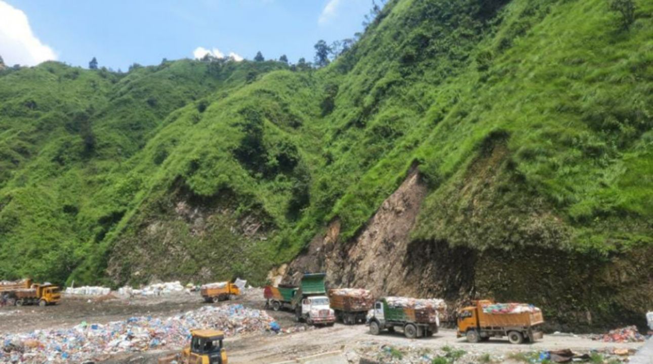 प्रहरी परिचालन गरेर बन्चरेडाँडामा फोहोर विसर्जन - वडाध्यक्षले दिए आन्दोन गर्ने  चेतावनि