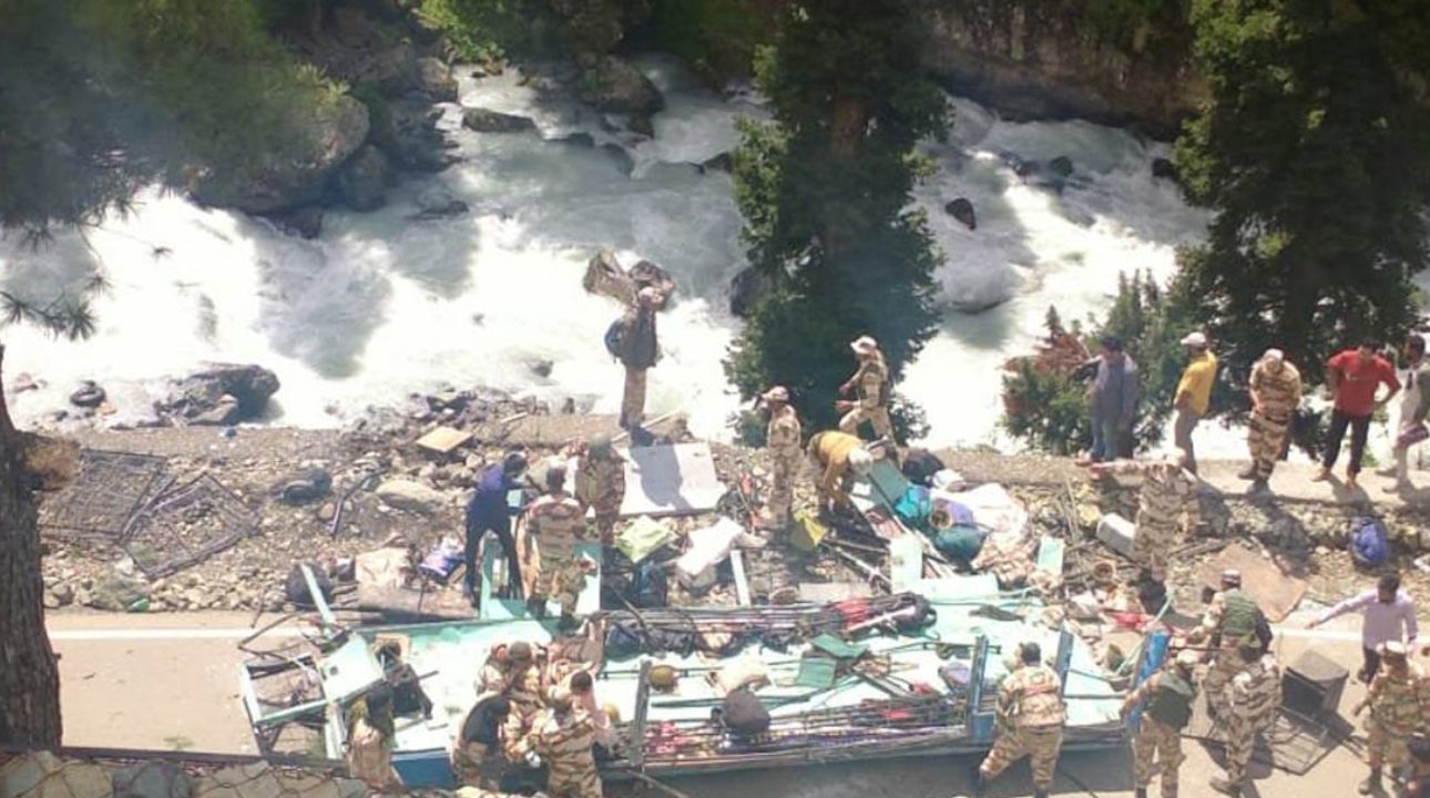 कश्मीरमा ४१ प्रहरी सवार बस दुर्घटना  हुँदा ६ को मृत्यू