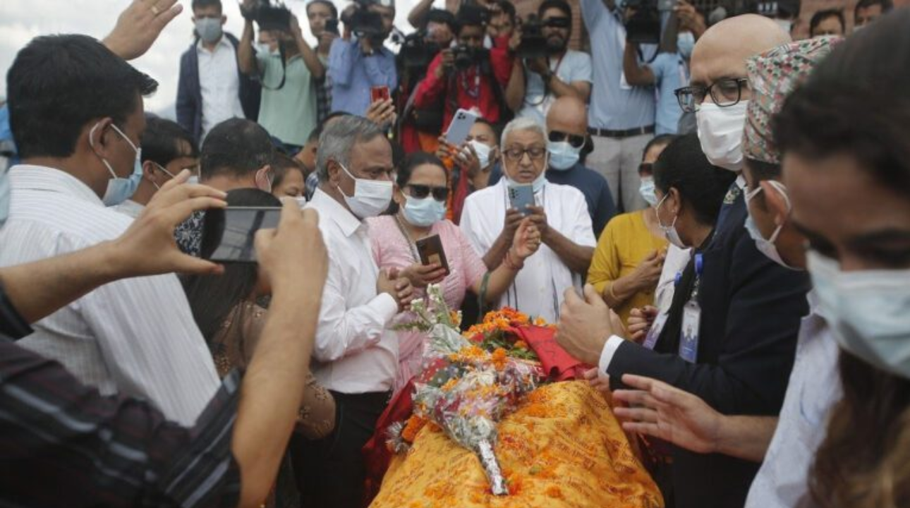 गिरिलाई श्रद्धाञ्जली दिन पशुपति आर्यघाट पुगे देउवा र ओली