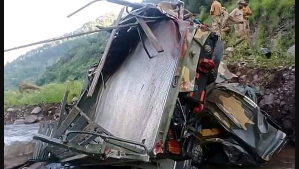 पाकिस्तानी सेनाको ट्रक दुर्घटना परी ९ जनाको मृत्यु