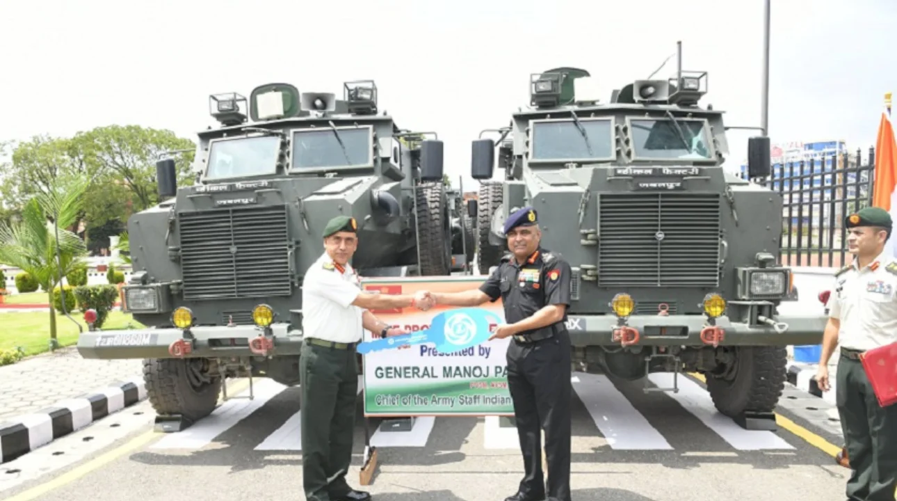 भारतीय सेनाध्यक्षद्वारा नेपाली सेनालाई  सामग्री हस्तान्तरण