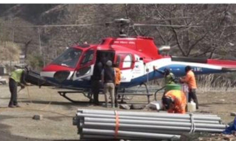 बझाङमा सडक नभएपछि अस्पताल निर्माण सामाग्री हेलिकप्टरमार्फत ढुवानी गर्ने बाध्य