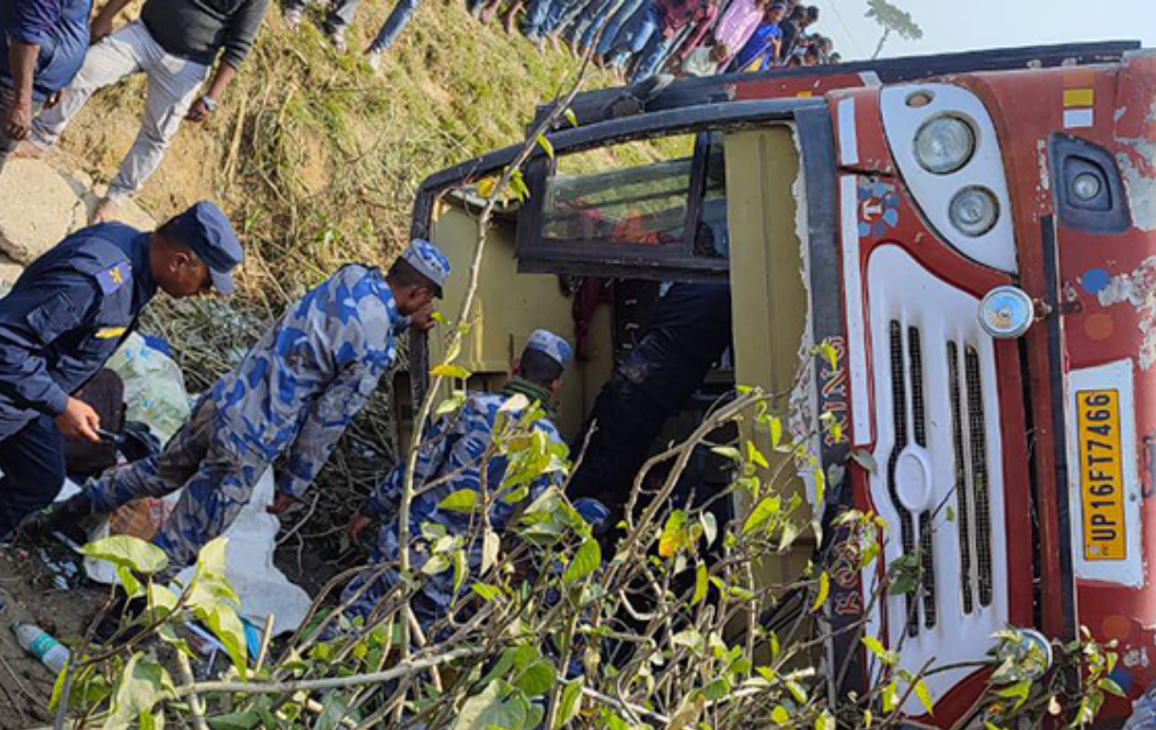 नवलपरासीमा भारतीय तीर्थालु सवार बस दुर्घटना हुँदा  ४५ जना घाइते