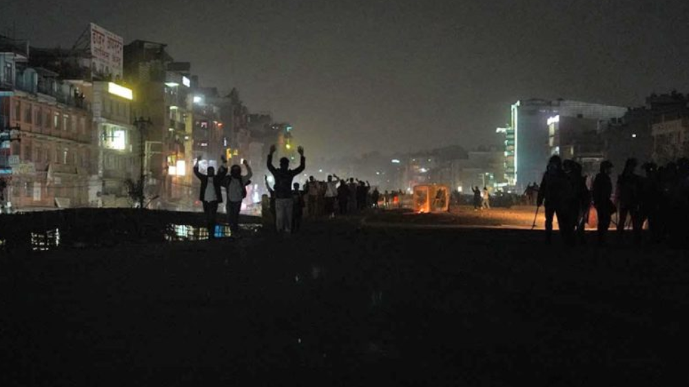 यातायात मजदुरको आन्दोलन : यात्रुहरु हात उठाउँदै पैदल हिँड्दै