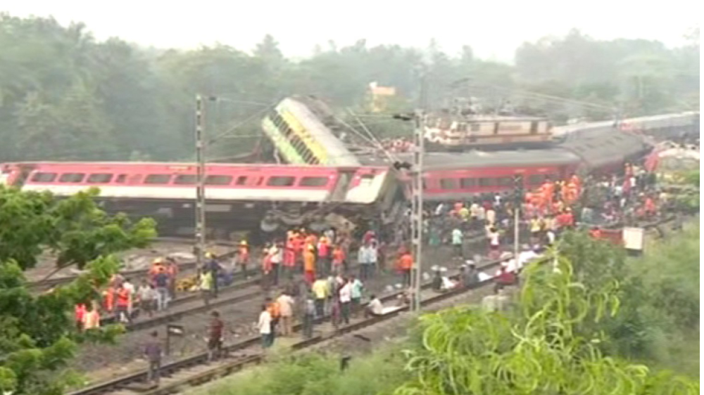 भारतको ओडिशा भयानक रेल दुर्घटनामा २३३ यात्रुको मृत्यु, ९०० बढी घाइते