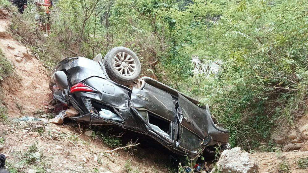 बझाङ मन्त्री सवार गाडी दुर्घटना : २ जनाको मृत्यु, मन्त्रीसहित ३ जनालाई हेलिकप्टरमा नेपालगन्ज लगियो