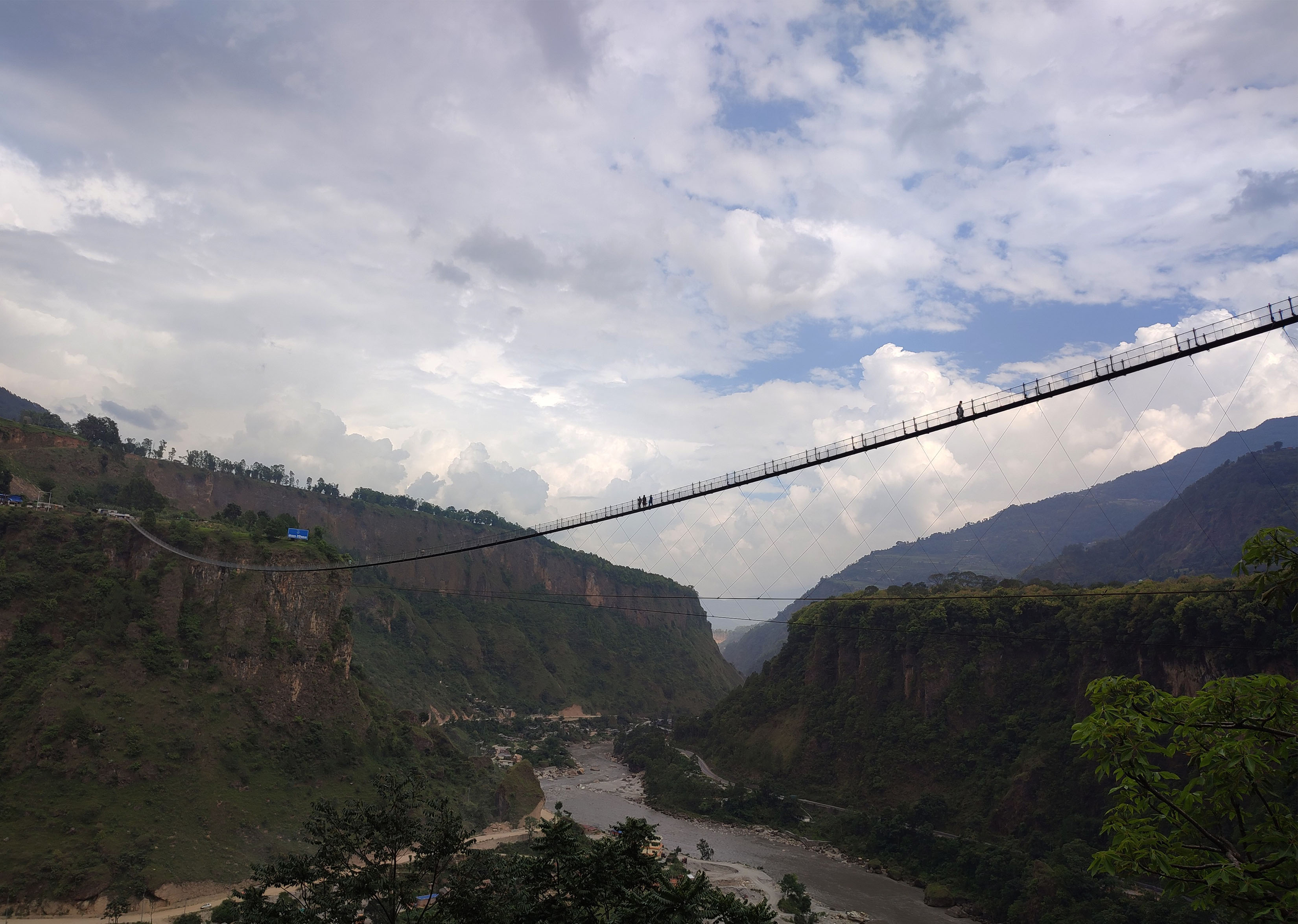बागलुङको बाङ्गेचौर र पर्वतको अदुवाबारी जोड्ने झोलुङ्गे पुल
