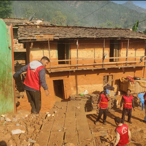 त्रिपाल म्याट तातो लुगा र अस्थायी आवासको  भूकम्प पीडित लाई तत्काल आवश्यक छ- उदय चलाउने (दिपक) स्वयम सेवक टिमका नेता