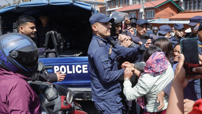 अवैधरुपमा रुसी सेनामा  भर्ना भएका परिवारको काठमाण्डौमा प्रदर्शन