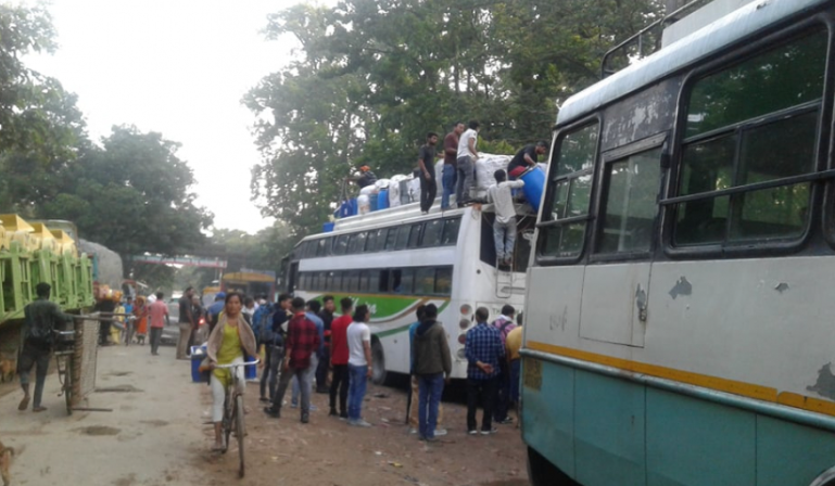 दशै नजिकिदा सुदूरपश्चिमका सीमा नाका भएर स्वदेश फर्कनेको संख्या बढ्दै