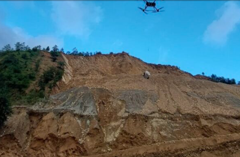 बाढीपहिरोः काभ्रेमा सडक अवरुद्ध बस्तीमा ड्रोनमार्फत राहत पठाइँदै