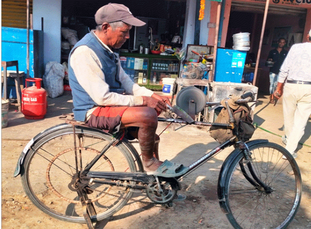 हतियारमा ‘धार’ लगाएर जीविकोपार्जन गरिरहेका ७० वर्षीय मुखिया