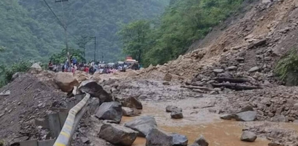 बाढी-पहिरोले १३ राजमार्ग अवरुद्ध मौसम वारे वुझेर मात्र यात्रा गर्न नेपाल प्रहरीको आग्रह