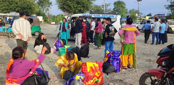चाडपर्व छोडेर काम खोज्न भारत