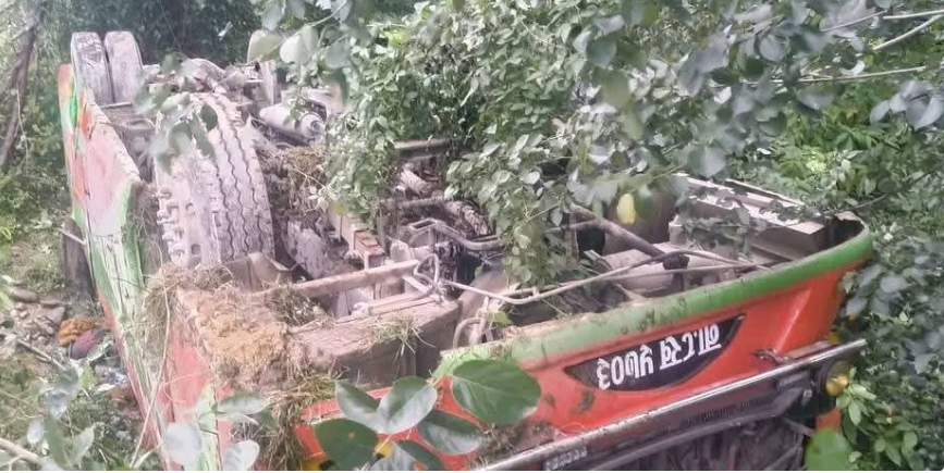धनगढीबाट हिडेको बस बनकसबासमा दुर्घटना, २२ जना घाइते