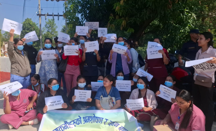 निजी अस्पतालहरूले श्रम शोषण गरेको भन्दै  धनगढीका स्वास्थ्यकर्मी आन्दोलित