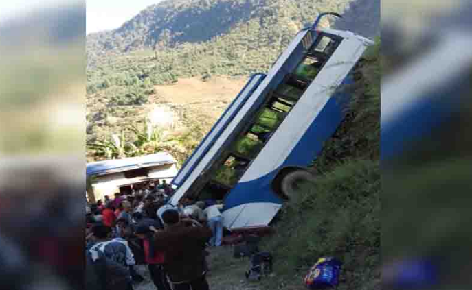 बाजुरामा  बस दुर्घटना   सहचालक जोशीको मृत्यु ६ जना घाइते