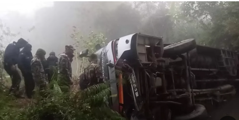 डडेल्धुरा वाट काठमाण्डौ जादै गरेको वस दुघटना २२ जना घाइते