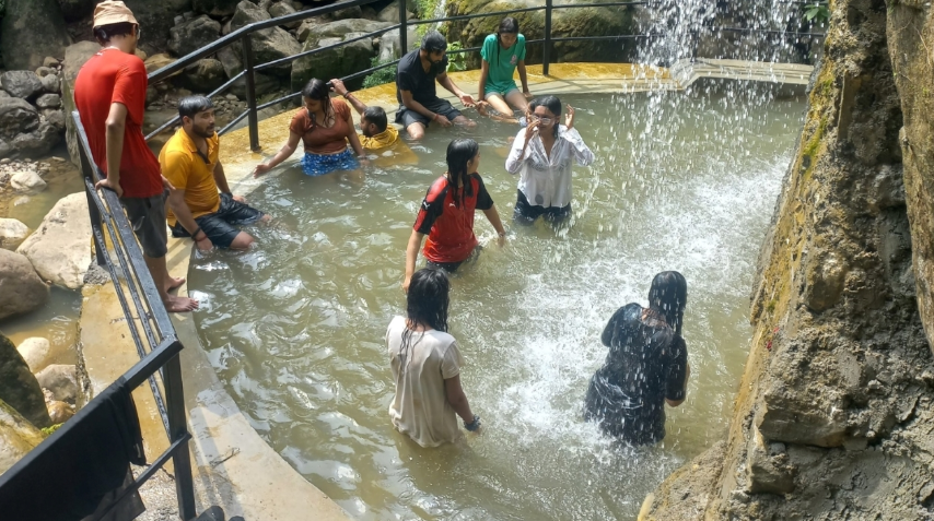 पर्यटकको रोजाइमा आमपानीको झरना