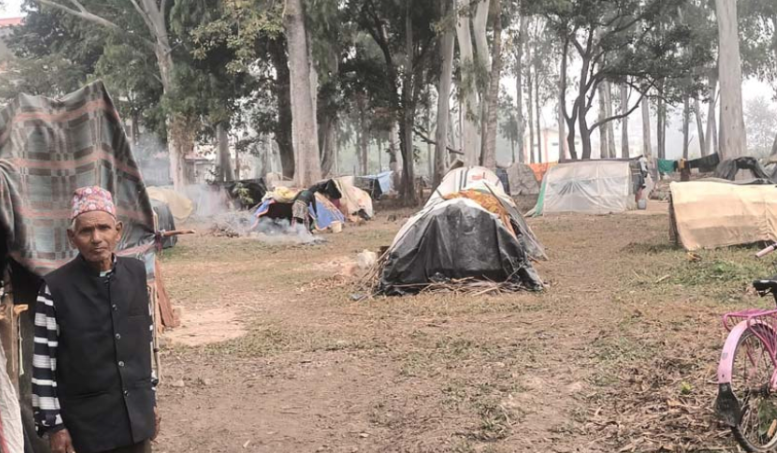 त्रिपालमा वसेका शुक्लाफाँटा आरक्षपीडितहरु चिसोको समस्यामा