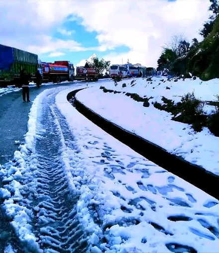 डडेल्धुरामा हिमपात