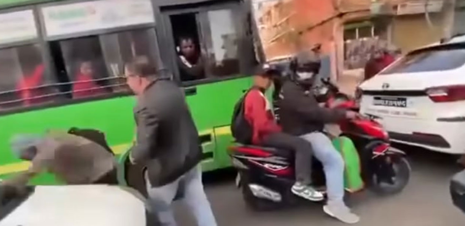 सडकमा वृद्ध कुट्ने व्यक्ति पक्राउ