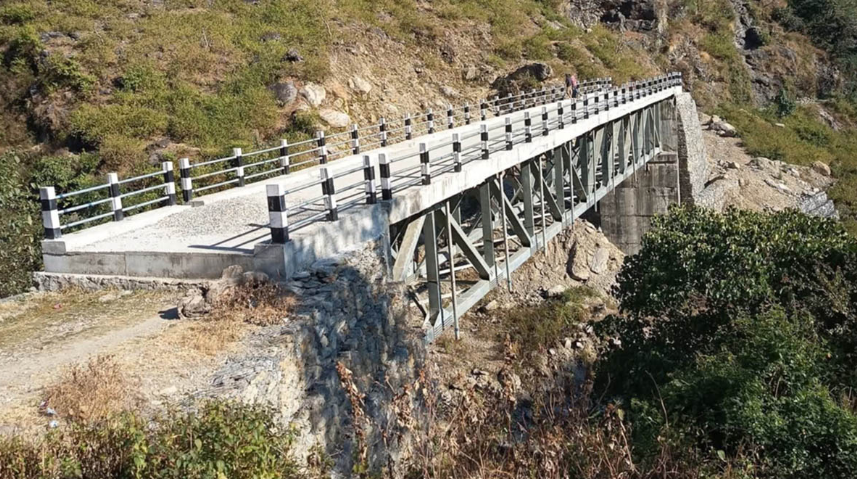 बाजुरा : खोलामा पुल बने पनि आवतजावतमा समस्या उस्तै