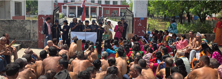 आरक्ष पीडितद्वारा अर्धनग्न प्रदर्शन