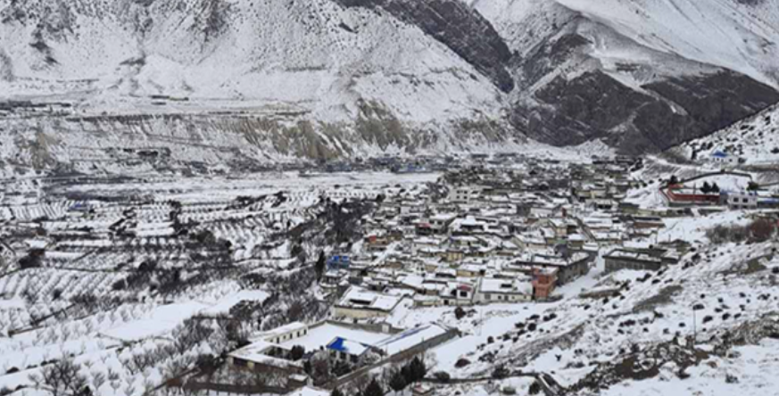 बर्खा लाग्यो, तर हिउँ पर्न छाडेन