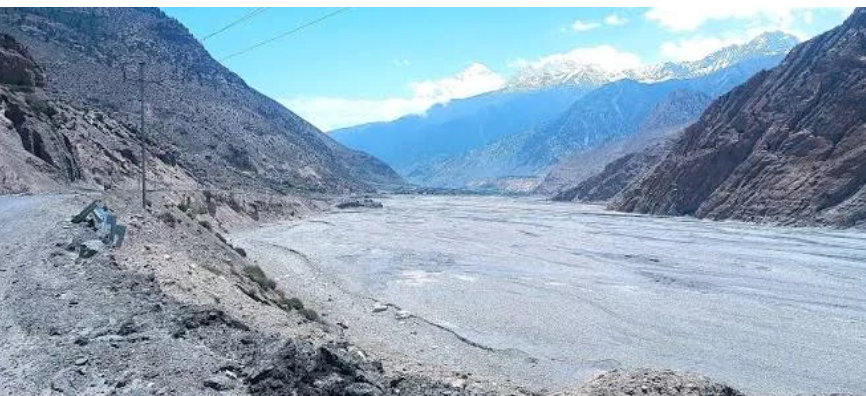 मुस्ताङको टुकुचेमा कालीगण्डकीले कटान गरेपछि गाउँ पहिरोको जोखिममा