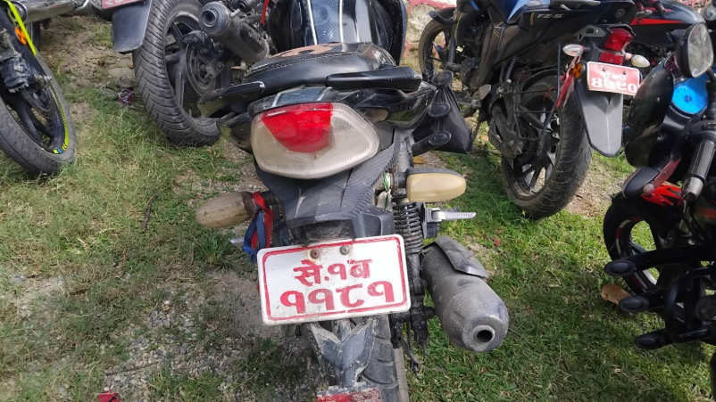 गोदावरी जङलमा जुवाडेमाथि छापा जुवाडे फरार मोटर साइक वरामत